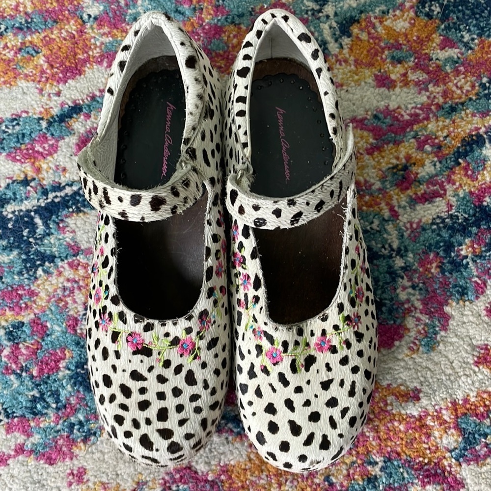 Hanna Andersson dotted calf hair embroidered clogs